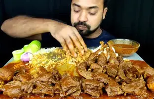 (ویدئو) خوردن متفاوت 2.5 کیلوگرم چلو اردک توسط جوان مشهور بنگلادشی