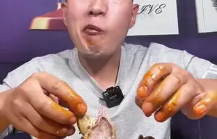(ویدئو) خوردن سرعتی و دیدنی کله پاچه به سبک یک چهره مشهور چینی