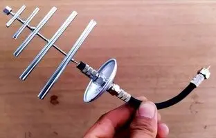 (ویدئو) با وسایل ساده و دور ریز یه آنتن قدرتمند واسه تلویزیونت درست کن