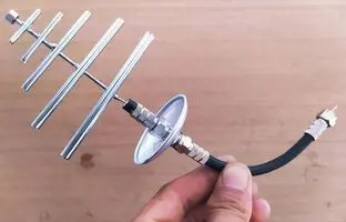 (ویدئو) با وسایل ساده و دور ریز یه آنتن قدرتمند واسه تلویزیونت درست کن