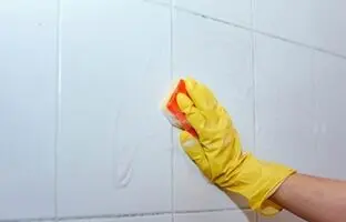 بهترین روش تمیز کردن کاشی های حمام و دستشویی