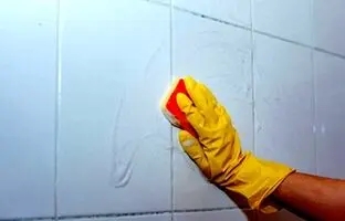 بهترین روش تمیز کردن کاشی های حمام و دستشویی