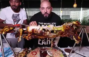 (ویدئو) خوردن باورنکردنی گوسفند 22 کیلوگرمی با کله پاچه توسط جوان مشهور عربستانی
