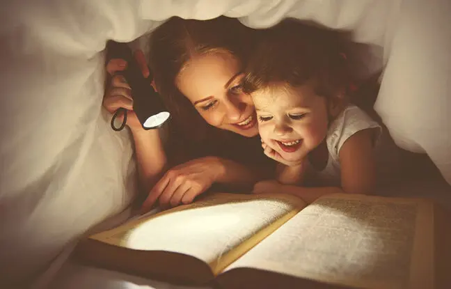 کتاب‌هایی که بهتر است قبل از خواب برای کودکمان بخوانیم