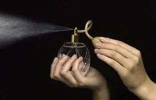 این اشتباهات باعث می‌شوند بوی عطر شما خراب شود!