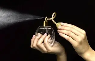 این اشتباهات باعث می‌شوند بوی عطر شما خراب شود!