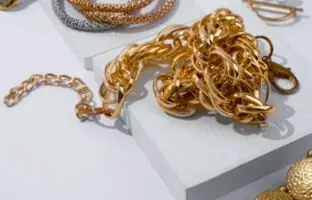 راهنمای خرید طلا و زیورآلات مناسب خانمهای قد کوتاه