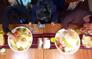 (ویدئو) مسابقه غذاخوری دو چهره افغانستانی؛ برنده یک سینی پلو با مرغ کامل خورد!