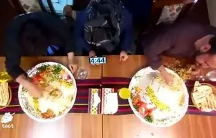 (ویدئو) مسابقه غذاخوری دو چهره افغانستانی؛ برنده یک سینی پلو با مرغ کامل خورد!