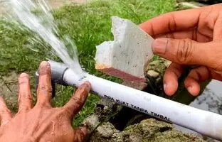 (ویدئو) چگونه سوراخ روی لوله پلاستیکی آب را به راحتی ترمیم کنیم؟