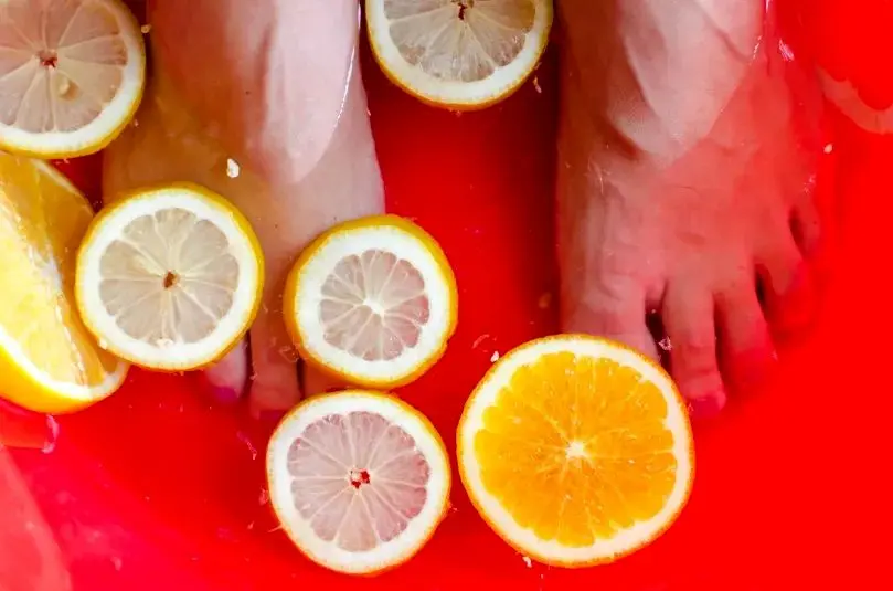 با این کوکتل پدیکور خانگی به راحتی پاهاتو لایه برداری کن!