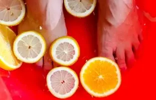 با این کوکتل پدیکور خانگی به راحتی پاهاتو لایه برداری کن!