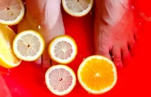 با این کوکتل پدیکور خانگی به راحتی پاهاتو لایه برداری کن!