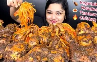 (ویدئو) خوردن دیدنی 4.5 کیلوگرم مرغ با ماکارونی توسط دختر جوان و مشهور هندی