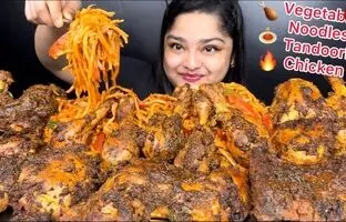 (ویدئو) خوردن دیدنی 4.5 کیلوگرم مرغ با ماکارونی توسط دختر جوان و مشهور هندی