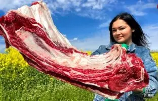 (ویدئو) کباب کردن متفاوت 5 کیلوگرم دنده گاو به سبک بانوی مشهور روستایی اوکراینی
