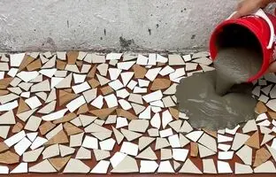 (ویدئو) به این روش ساده با کاشی شکسته و سیمان در خانه میز و صندلی بسازید