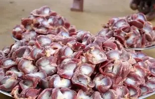 (ویدئو) پخت 1000 سنگدان مرغ به شیوه متفاوت و دیدنی مرد مسن و مشهور روستایی هندی