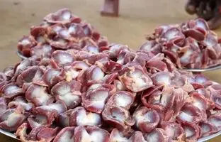 (ویدئو) پخت 1000 سنگدان مرغ به شیوه متفاوت و دیدنی مرد مسن و مشهور روستایی هندی