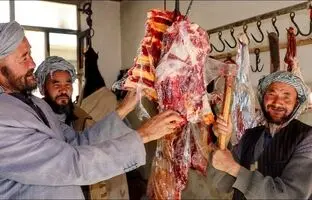 (ویدئو) طبخ تماشایی نان و جغول بغول با جگر گاو توسط خانواده روستایی افغانستانی
