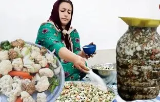 (ویدئو) تهیه ترشی محلی خانگی به شیوه تماشایی بانوی روستایی گیلانی