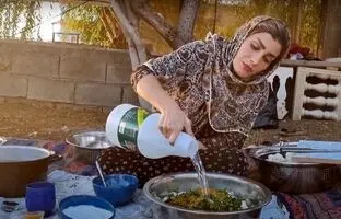 (ویدئو) تهیه تماشایی ترشی محلی به سبک بانوی جوان روستایی کردستانی