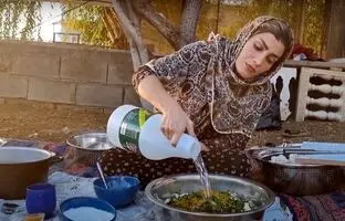(ویدئو) تهیه تماشایی ترشی محلی به سبک بانوی جوان روستایی کردستانی
