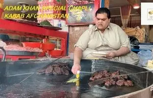 (ویدئو) غذای مشهور خیابانی در افغانستان؛ پخت چاپلی کباب به سبک آدم خان