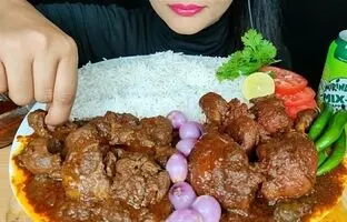 (ویدئو) خوردن 1.75 کیلوگرم چلوجگر، سنگدان و مرغ توسط دختر جوان و مشهور هندی