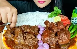 (ویدئو) خوردن 1.75 کیلوگرم چلوجگر، سنگدان و مرغ توسط دختر جوان و مشهور هندی