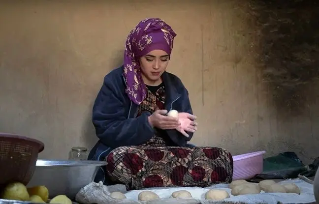 (ویدئو) پخت سمبوسه به سبک دیدنی یک بانوی جوان و مشهور افغانستانی