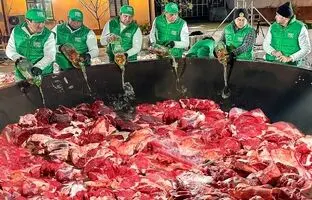 (ویدئو) پخت 4 هزار کیلوگرم پلو ازبکی با گوشت توسط آشپزهای مشهور ازبکستانی