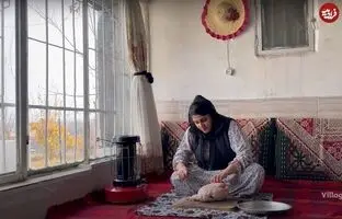 (ویدئو) پخت یک غذای سنتی با مرغ و سیب زمینی توسط دختر جوان کردستانی