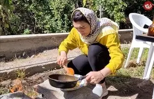 (ویدئو) طبخ یک غذای محلی و خوشمزه با مرغ توسط یک زوج جوان روستایی ایرانی