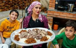 (ویدئو) پخت مشهورترین غذای عراق توسط بانوی روستایی؛ گوشت بره، لوبیا و برنج