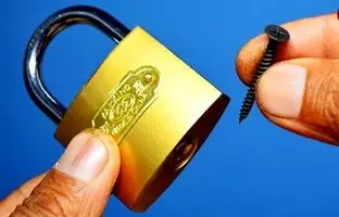 (ویدئو) با یک پیچ ساده و بدون کلید، قفل را در 4 دقیقه بازکنید