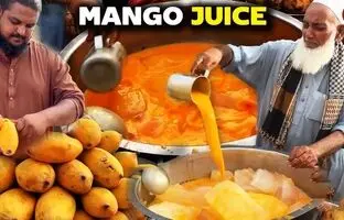 (ویدئو) نوشیدنی مشهور خیابانی؛ تهیه آب انبه اصیل پاکستانی توسط پیرمرد 70 ساله