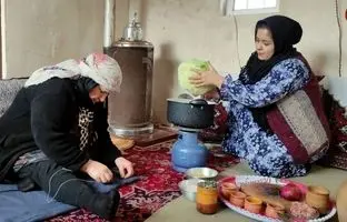 (ویدئو) طبخ یک غذا با گوشت چرخ کرده، نان و آش توسط خانواده روستای ارومیه ای