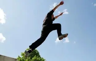 (ویدئو) لحظات عجیب سرقت موبایل از مردم لندن توسط یک پارکورباز!