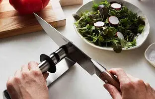 معرفی ۱۰ تکنیک‌ ساده برای تیز کردن چاقو در خانه