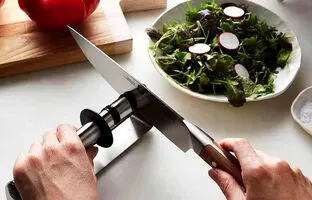 معرفی ۱۰ تکنیک‌ ساده برای تیز کردن چاقو در خانه