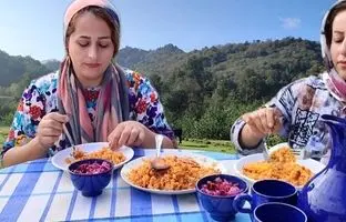 (ویدئو) پخت پلو مخلوطی با مرغ به شیوه تماشایی دو بانوی روستایی گیلانی