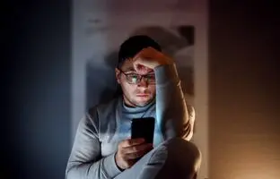 ۵ نشانه فیزیکی پنهان افسردگی