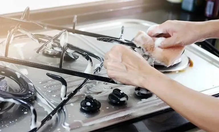 ۵ ترفند جادویی و ساده برای تمیز کردن سر شعله‌‌های اجاق گاز