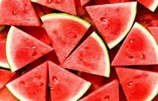 (ویدئو) با این تکنیک ساده و متفاوت هندوانه شب یلدا رو برای مهمونا برش بزنید