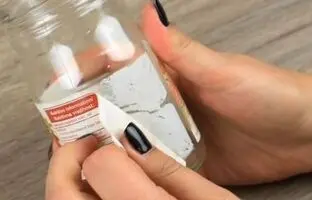 بهترین ترفندها برای پاک کردن جای برچسب از روی ظروف شیشه ای