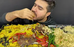 (ویدئو) غذا خوردن با صدا؛ خوردن 5 کیلوگرم چلو دنده و ماکارونی توسط جوان پاکستانی