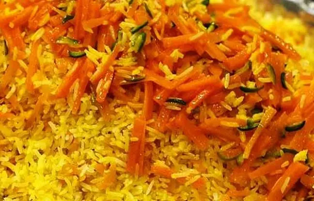 (ویدئو) پخت هویج پلو با مرغ توسط دو بانوی روستایی خوش سلیقه گیلانی