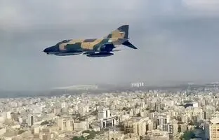 (ویدئو) پرواز جنگنده F4 شبح خلیج فارس در ارتفاع پایین برفراز ساحل و شهر زیبای بندرعباس