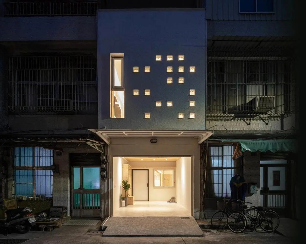 (تصاویر) خانه OO ؛ تفاوت یک خانه زیبا در محلی با معماری زشت!